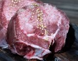 『霜降り牛タン ブロック（タン元、タン中、タン下）』アメリカ産 皮むき済み 800g以上 ※冷凍【賞味期限間近】