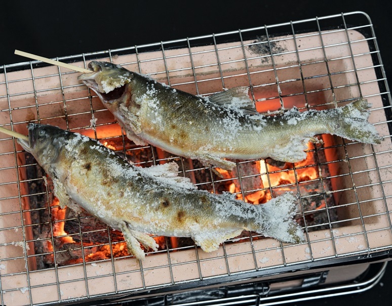 尺には至らなかった大鮎（27cm・養殖）』大分県 メス・オス各1尾