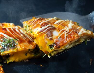 京都 夢屋の半熟風目玉焼のせお好み焼き（えび、豚肉、目玉焼き