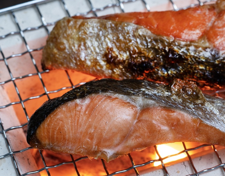 紅鮭（姿造り塩鮭）』 姿切身 化粧箱パック分け 1尾分（1.8kg