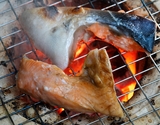 銀王『銀鮭カマ（定塩・サイズ不定貫）』宮城県産 計約1kg（約500g×2袋） ※冷凍